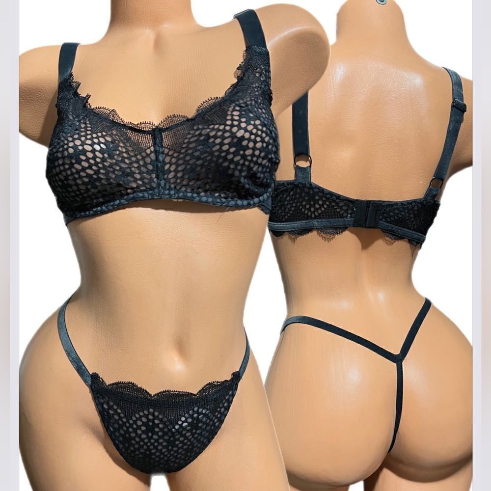 Victorias Secret set Very Sexy Unlined Scoop neck bra & V-string panty black